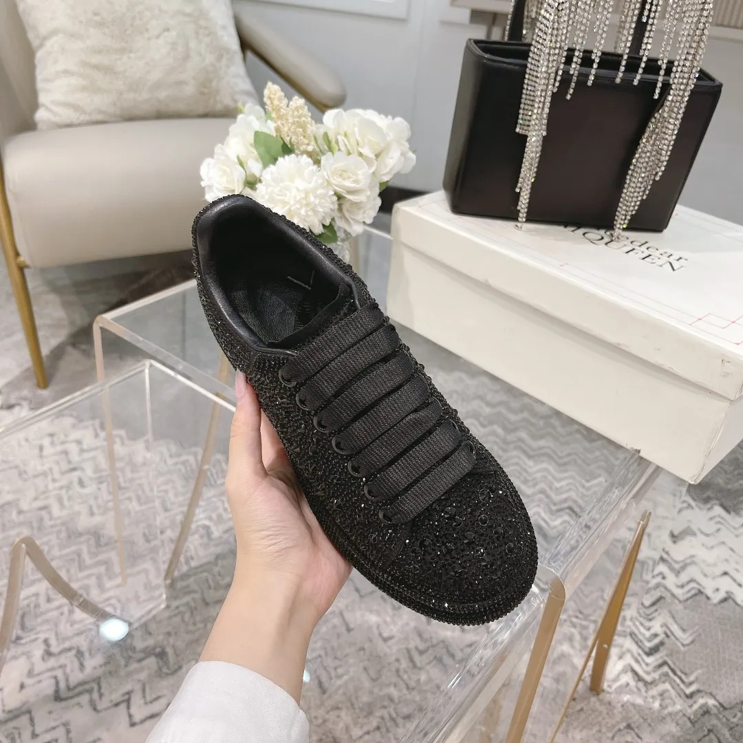 👟👟Ex-factory price 560👟👟 Men's size +10 2025SS McQueen crystal inlaid large and small diamond casual shoes counter original 1:1 production Fabric: imported silk velvet + imported Czech diamonds Lining: sheepskin lining Code number: 35-41 Male 39/44